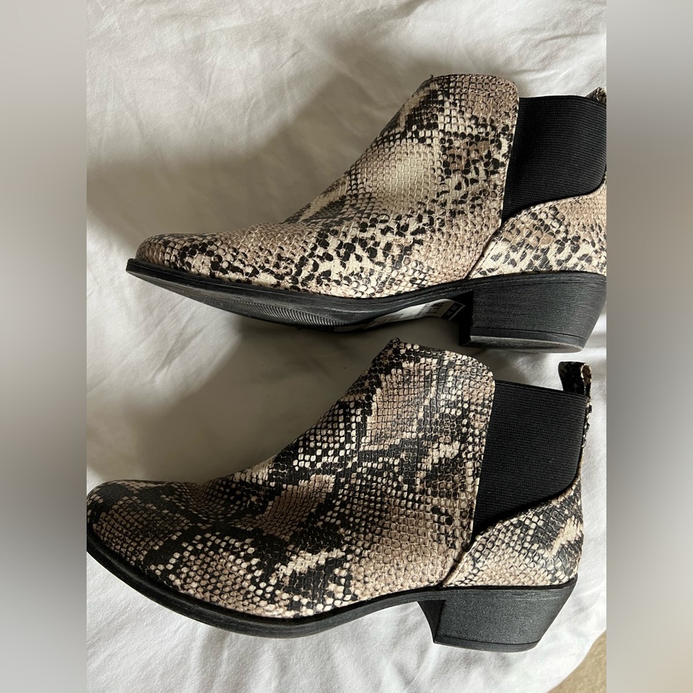 Faux snakeskin booties / ankle boot size 9